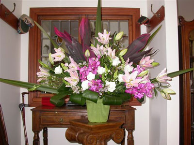 Anniversaries and birthdays are better with flowers!